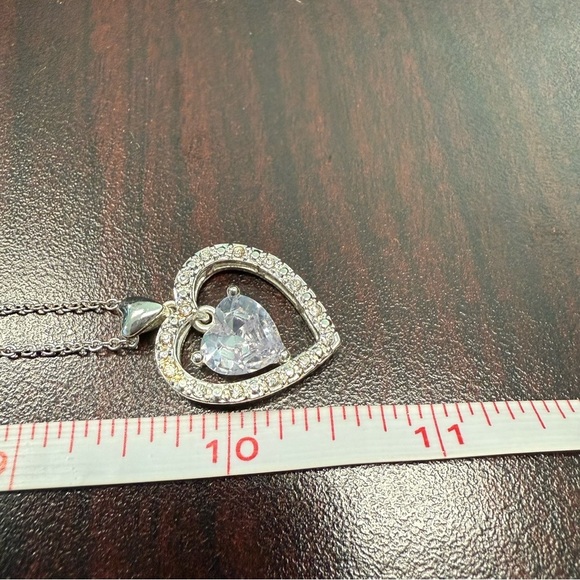 Avon Silvertone Double Heart Necklace with Delicate Chain NIB vintage 2007 - Picture 3 of 7